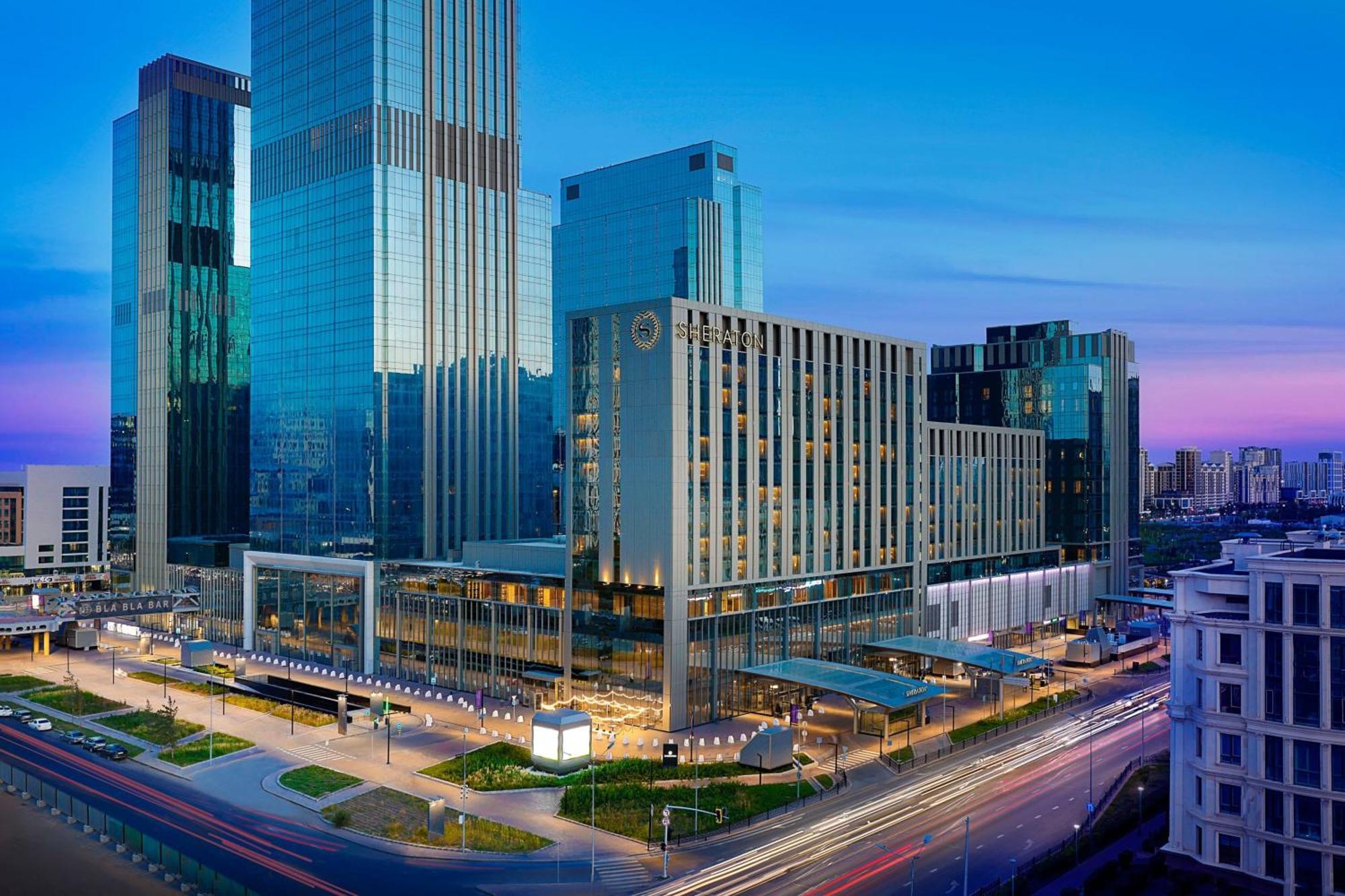 Sheraton Astana Hotel Exterior photo The complex at night