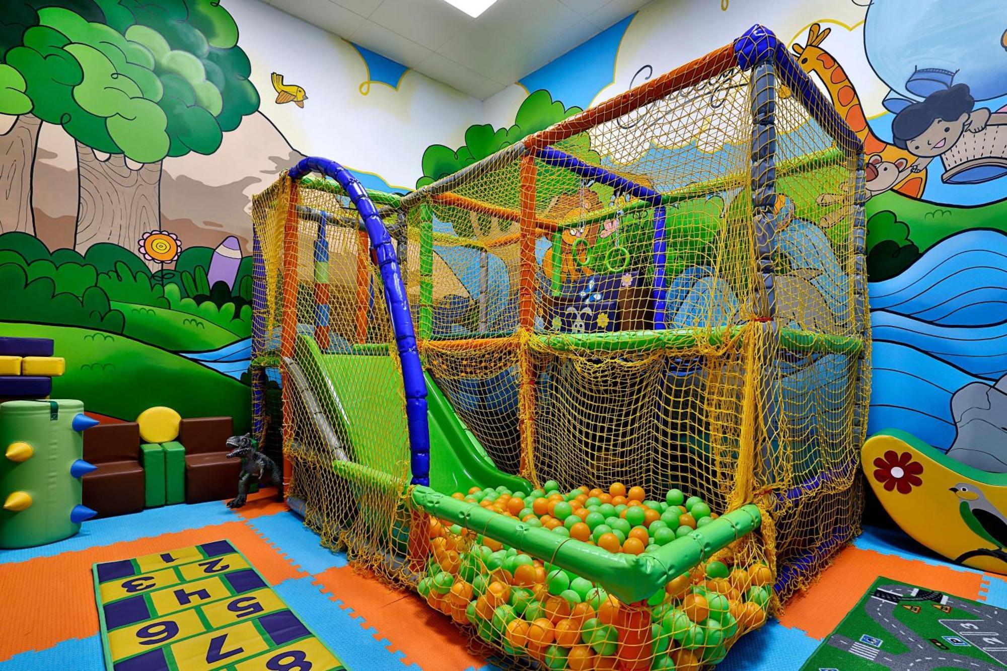 Sheraton Astana Hotel Exterior photo Indoor playground