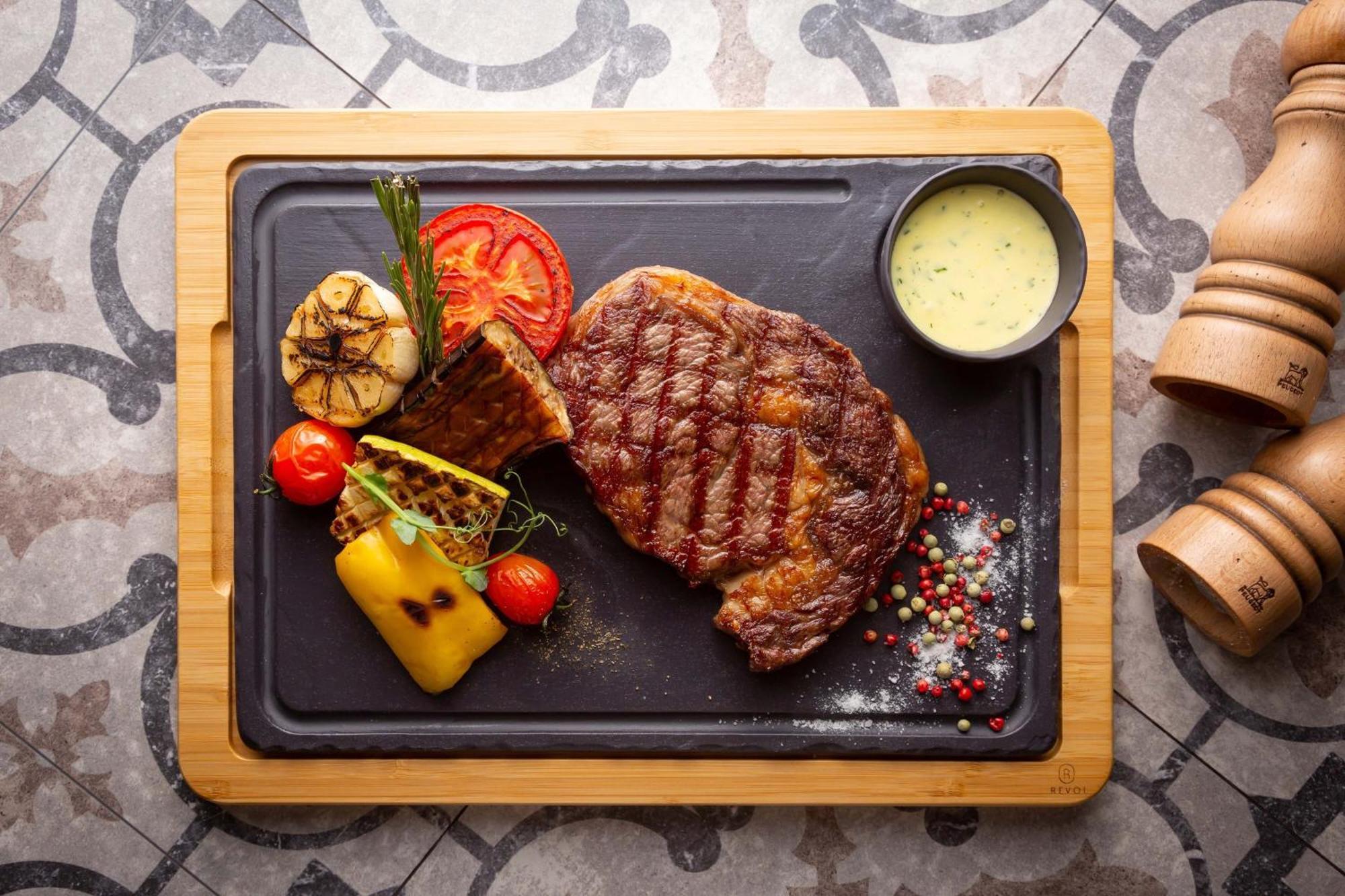 Sheraton Astana Hotel Exterior photo A steak